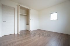 同仕様写真。暖かい日差しが差し込む洋室。たっぷり収納できるクローゼット付きでお部屋の中をすっきりと快適に保てます。