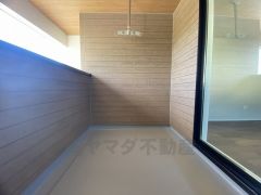 幅広のインナーバルコニーは急な雨から洗濯物を守りやすく、眩しすぎる日差しも和らげます。