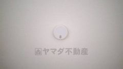 火災発生をいち早く知らせてくれる火災報知器は標準装備です。