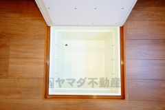 キッチンにある床下収納は、居住スペースを減らさずに買い置きの調味料や非常食などを保管することができます。