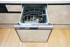 食事の後の手間を解消する食器洗い乾燥機付。冬場の洗い物で手荒れの悩みもなくなります。手洗いよりも節約できて便利。