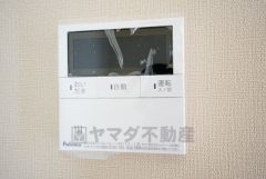 キッチン横からお湯張り、追い炊き、足し湯がボタン一つで楽々操作できる給湯機リモコンです。忙しい夕飯準備の時間帯に重宝しますね。