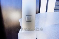 かざすだけで開閉できる、タッチキー採用の玄関。お買い物帰りで、両手がふさがってきても簡単に中に入れます＾＾