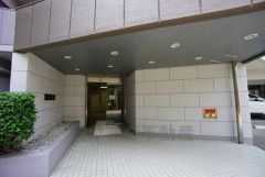 きれいに保たれたエントランスが安らぎに満ちた暮らしへ誘います。