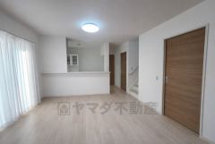 リビングは広々とした設計で、家族が集い、寛ぐ暮らしの空間を演出しています。思い思いの時間を過ごしたり、家族みんなで食事をしたり、素敵な団らんの場になりますね。