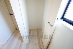 まとめ買いしてもこの収納量なら心配要らずのパントリー。調理家電や食品のストックをすっきりまとめられ、キッチン周りを広々使えます。