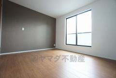 寛ぎの時間を紡ぎだす主寝室は、大型ベッドを置いても余裕の広さを確保しています。