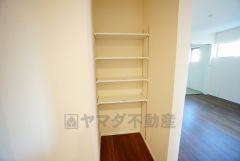 物が散らかりやすいリビングに収納スペースを確保。書類や雑貨をひとまとめにできまるため、お部屋をすっきりさせることが出来ます。