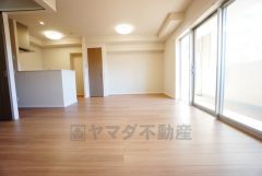 大きな窓のあるリビングは、陽光あふれる明るい空間です。居心地良く、ご家族皆がゆったり寛げる憩いの空間となりそうです。