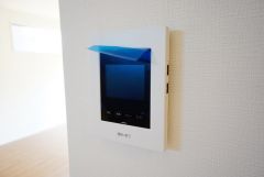 防犯性、セキュリティ対策に安心できるテレビモニター付きインターフォンです。セールスマン対策にもなり安心できます。