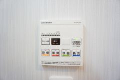 雨の日の洗濯も安心できる浴室暖房乾燥機付き浴室。リモコンで操作もボタン1つで簡単。