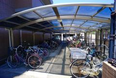 大切な自転車を守れるよう屋根付き駐輪場完備＾＾エントランスの外まで管理が行き届いた綺麗なマンションです。
