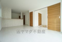 リビングは広々とした設計で、家族が集い、寛ぐ暮らしの空間を演出しています。
