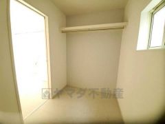 洗面脱衣室にはハンガーパイプ付きのスペースがあり、室内物干しや収納などで重宝しますね＾＾