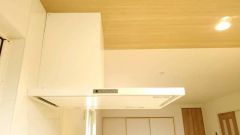 お手入れが簡単なスリム型レンジフードです。調理により発生する油煙や臭いを吸い込み、屋外へ排気してくれます。