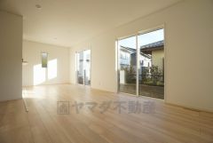 同仕様写真。大きな窓のあるリビングは、陽光あふれる明るい空間です。居心地良く、ご家族皆がゆったり寛げる憩いの空間となりそうです。