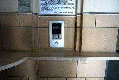オートロックは、外部の人が自由に建物内に出入りできないため、不審者の侵入防止効果があります。
