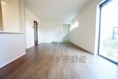 大きな窓のあるリビングは、陽光あふれる明るい空間です。居心地良く、ご家族皆がゆったり寛げる憩いの空間となりそうです。