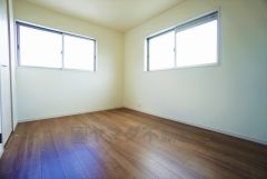 同仕様写真。2面採光を確保した明るい室内は、風通しも良く、大変居心地の良い空間となっております。日当たりがよく、子供部屋としての利用もおすすめ。