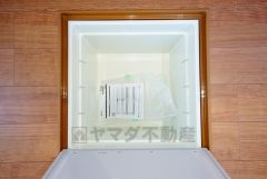 キッチンにある床下収納は、居住スペースを減らさずに買い置きの調味料や非常食などを保管することができます。