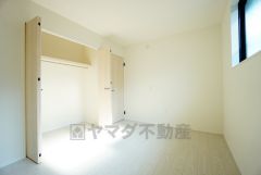 住む人のこだわりを活かす洋室。日当たりがよく、寝室としての利用もおすすめ。広めのクローゼットには荷物をすっきり片付けられ、ゆとりのある暮らしが出来ます＾＾