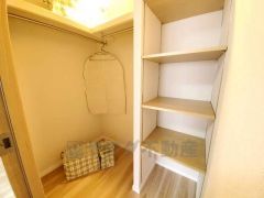 収納力豊富なウォークインクローゼット。洋服や小物などを1箇所にまとめて美しい収納を実現します。スーツケースのような大型の荷物も置けます＾＾