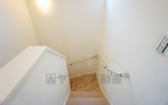 同仕様写真。小さなお子様やご高齢の方でも安心できる、手すり付き階段。段差も低めで設定されており、安全性にも優れています。