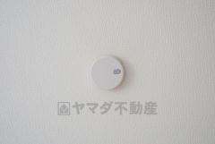 火災発生をいち早く知らせてくれる火災報知器は標準装備です。