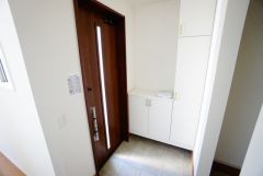 たっぷり収納できるシューズボックスです。家族全員の靴がきれいに整頓できます。棚の上にお花や写真を飾っても良いですね。