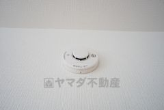 同仕様写真。火災発生をいち早く知らせてくれる火災報知器は標準装備です。