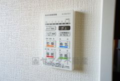 浴室暖房乾燥機付き。天候に左右されず、いつでも好きなときに洗濯物を干せるので、仕事や家事で忙しい方に重宝します。