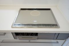 汚れてもサッとふける、お手入れのしやすいIHクッキングヒーター。オール電化なので経済的です。