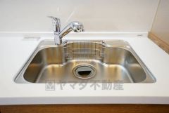 広々としたステンレスシンクには、洗剤やスポンジを収納出来るラック付き。広さも確保しているので、大きなお鍋も洗いやすいです。