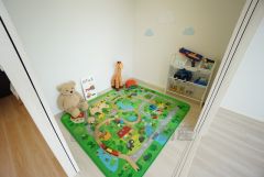 家具はイメージです。リビング横には約3帖の洋室があり、お子様のプレイスペースとしてもおすすめです＾＾