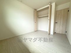 住む人のこだわりを活かす洋室。日当たりがよく、寝室としての利用もおすすめ。広めのクローゼットには荷物をすっきり片付けられ、ゆとりのある暮らしが出来ます＾＾