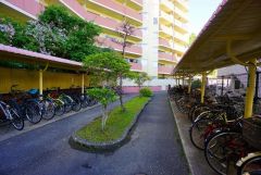 屋根付き駐輪場完備。マンションのエントランスに防犯カメラ付き。マンション内のトラブル・犯罪の抑止効果があり、防犯性アップ。