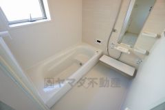 同仕様写真。1日の疲れを癒すくつろぎのバスルーム。足を伸ばしてもゆったりと入れるサイズです。お子様と一緒にお風呂に入っても狭くないですね＾＾