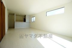 リビングは広々とした設計で、家族が集い、寛ぐ暮らしの空間を演出しています。思い思いの時間を過ごしたり、家族みんなで食事をしたり、素敵な団らんの場になりますね。