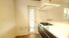 勝手口付きキッチン。においがこもりやすいキッチンの換気にも役立ちます。ごみの仮置きにもなり、便利です＾＾