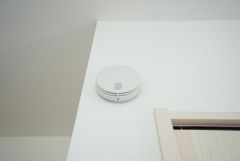 火災報知器が設置されていることで、火災の発生をいち早く感知し、就寝中や留守中でも素早く危険を知らせてくれるため、家族の安全を確保し被害を最小限に抑えられます。