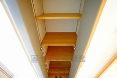 廊下にも収納を確保。各居室に入りきれなかった荷物や、日用品のストック置き場に便利です。扉付きなので見た目もスッキリ＾＾