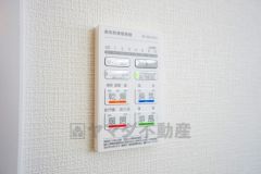 浴室暖房乾燥機付き。天候に左右されず、いつでも好きなときに洗濯物を干せるので、仕事や家事で忙しい方に重宝します。