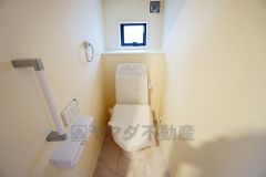 温水洗浄機付トイレです。節水機能もあるので、安心して使えますね。もちろん、1階2階の2ヶ所にトイレがあるので、忙しい朝にもゆとりができますね。