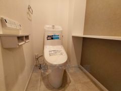 壁リモコンタイプのウォシュレット付き。すっきりした見た目で、トイレ奥の掃除もしやすいです。