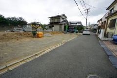 現地（2025年6月23日）撮影。住人以外の車の進入も少なく、小さなお子様を持つご家庭にも安心です。