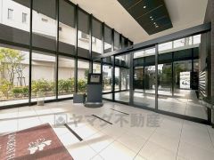 広々としたエントランスが開放感を演出しています。セキュリティ充実。安心のできる暮らしをご提供致します。