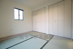 同仕様写真。リビングからの続き間として和室をご用意しました。普段はリビングとつなげて開放的なスペースとして、来客時には客間としてお使いいただけます。