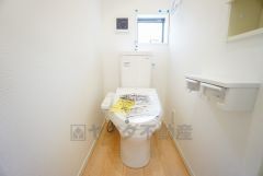 温水、暖房、ウォシュレット付の高機能トイレです。もちろん各階にトイレがあるので、忙しい朝の混雑を避けることが出来ます。