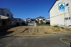 現地（2026年9月30日）撮影。福間小学校徒歩10分。JR福間駅行きバス停徒歩3分＾＾ローソン徒歩10分。駐車並列3台（車種による）＾＾