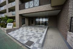 エントランスの外まで管理が行き届いた綺麗なマンションです。スロープが設置されており、お子様やご高齢の方の転倒を防ぐことが出来ます。